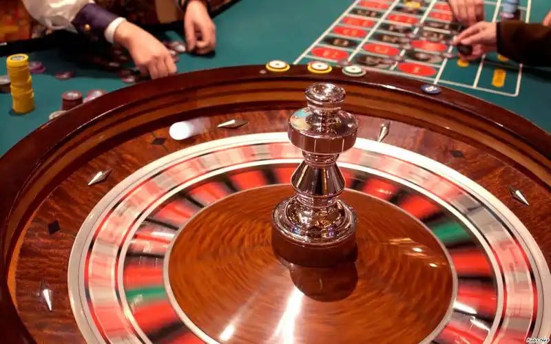 Filipino player watching a live dealer baccarat stream on a smartphone browser